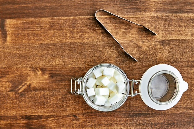 Cubes de sucre sur planche de bois