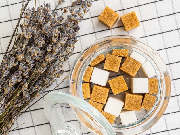 Cubes de sucre en pot et bouquet de lavande