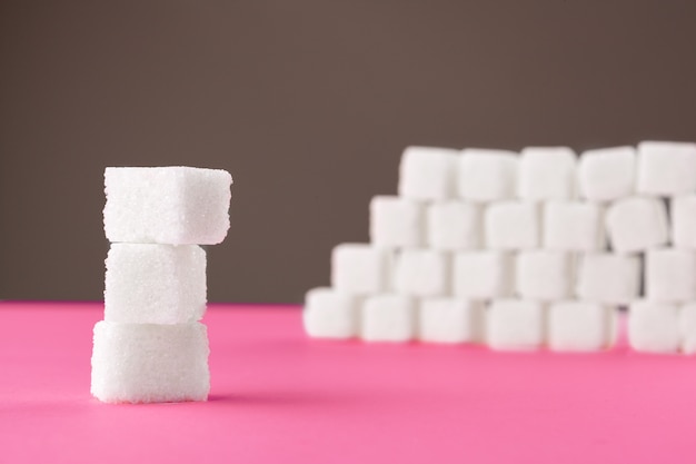 Cubes de sucre sur une rose. Espace vide pour la copie de texte