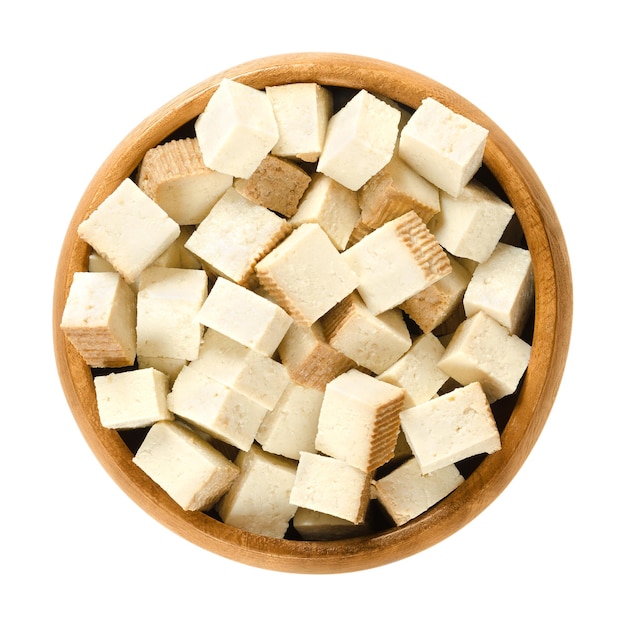 Cubes de tofu fumé dans un bol en bois