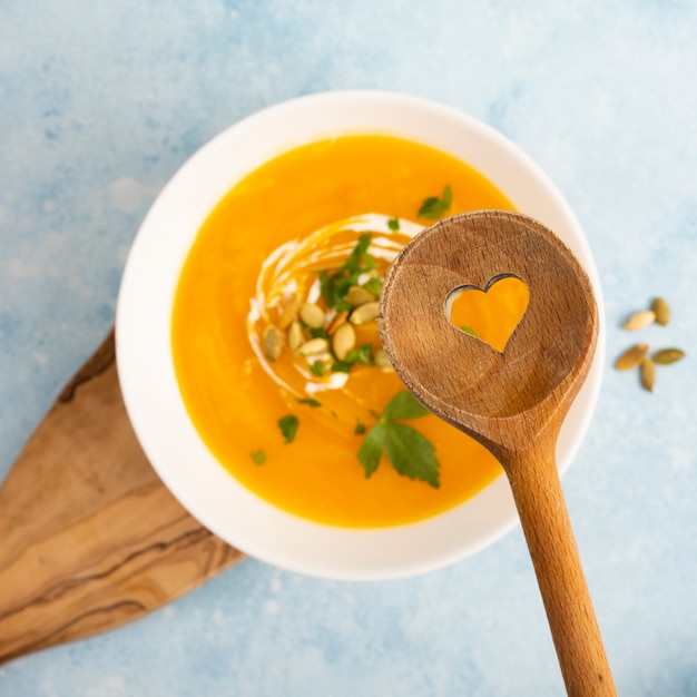 Photo cuillère en bois au-dessus d'une délicieuse soupe