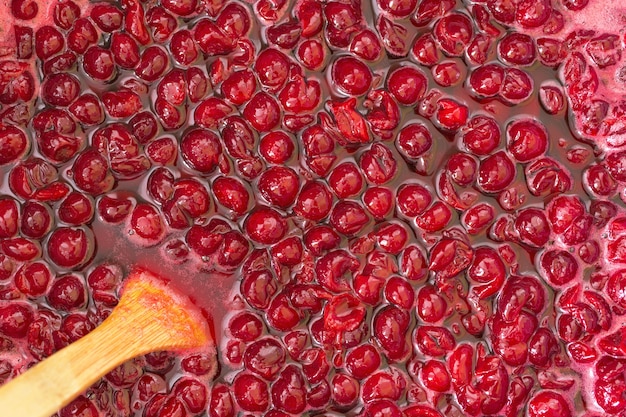 Cuillère en bois à la confiture de cerises