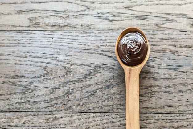 Cuillère en bois de crème au chocolat aux noisettes