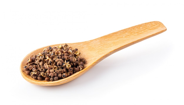 Cuillère en bois avec de la nourriture isolé sur fond blanc