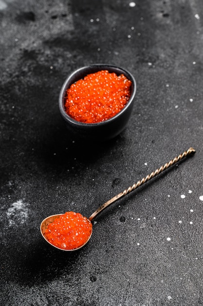 Cuillère de caviar rouge exquis. Vue de dessus.