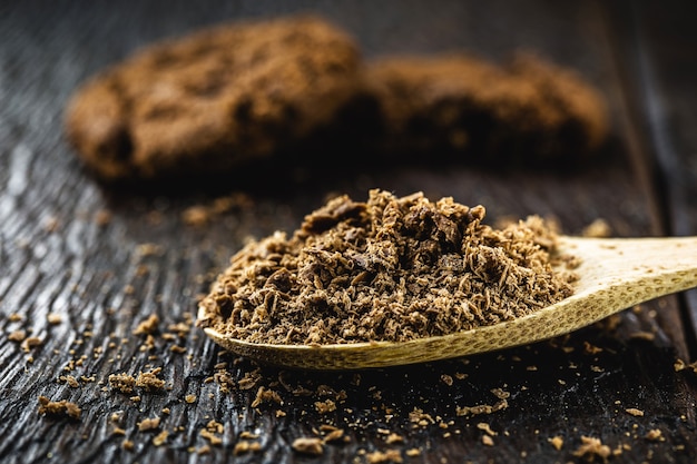 Cuillère à chocolat râpé, poudre de chocolat utilisée comme ingrédient pour les cookies