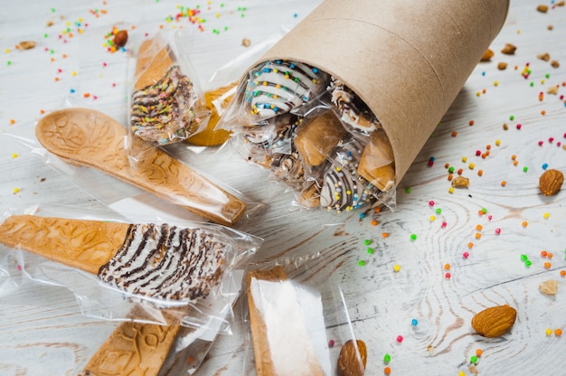 cuillère à couverts comestible. gros plan de biscuits aux gaufres.