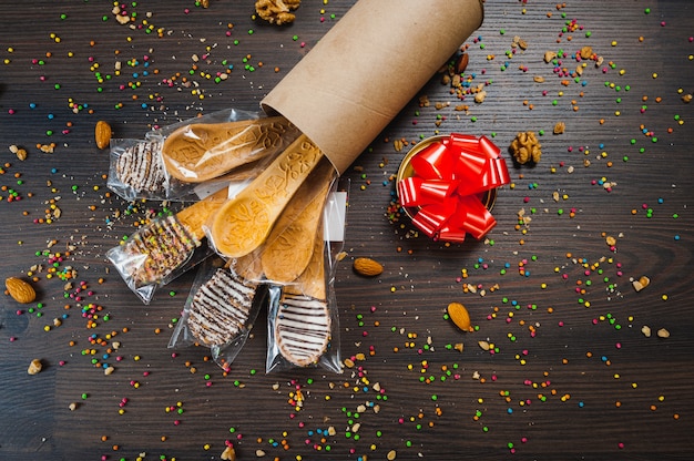 cuillère à couverts comestible. gros plan de biscuits aux gaufres.