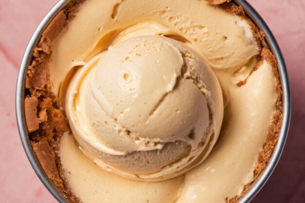 Photo une cuillère de crème glacée à la vanille est placée dans un bol de céramique blanche. la crème glace est légèrement fondue.