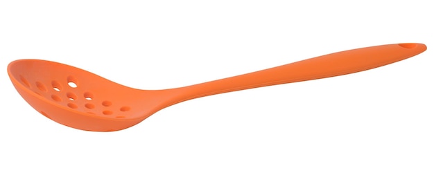 Photo cuillère à fentes en plastique orange sur fond blanc isolé