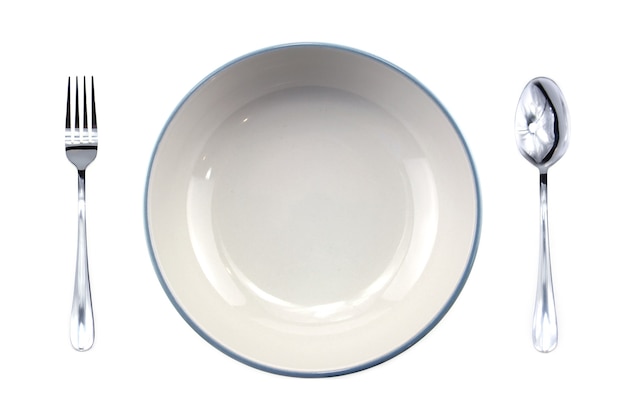 Cuillère et fourchette assiette blanche vide isolé