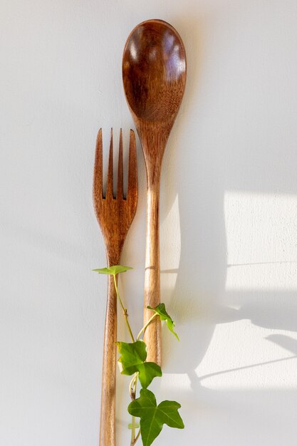 Une Figurine En Bois Avec Un Pinceau Et Un Vase Contenant Des Pinceaux