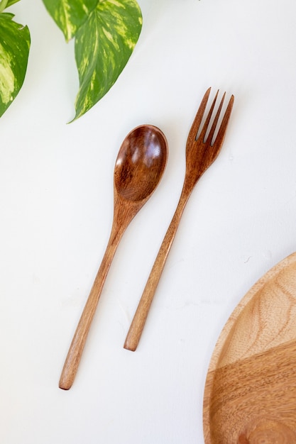 Photo cuillère fourchette en bois sur fond blanc coutellerie écologique