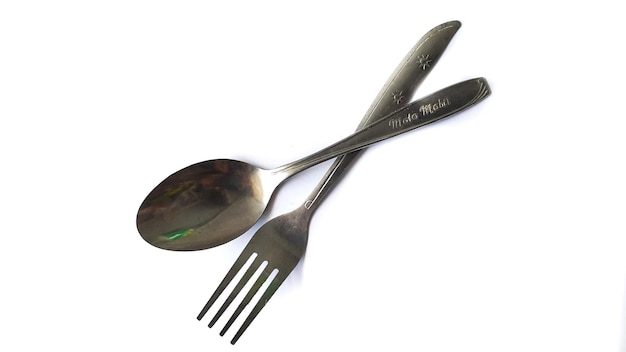 Cuillère et fourchette sur fond blanc. Outils de cuisine