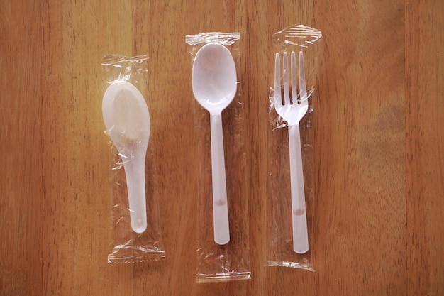 Photo cuillère et fourchette en plastique sur la table