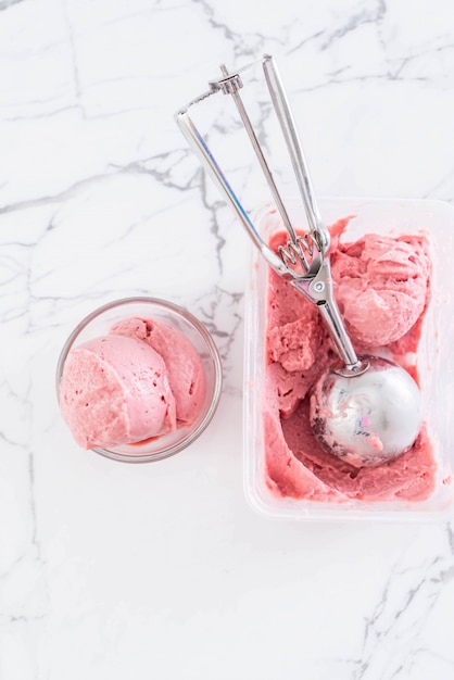 Photo cuillère à glace à la fraise