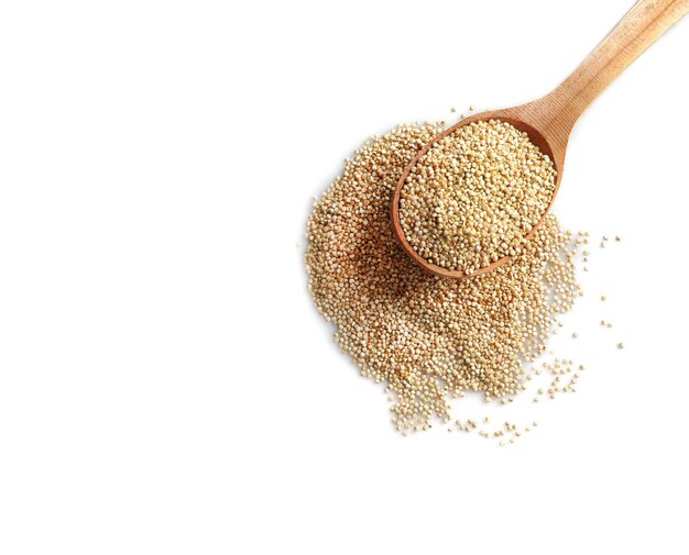 Cuillère et grains de quinoa isolés sur blanc