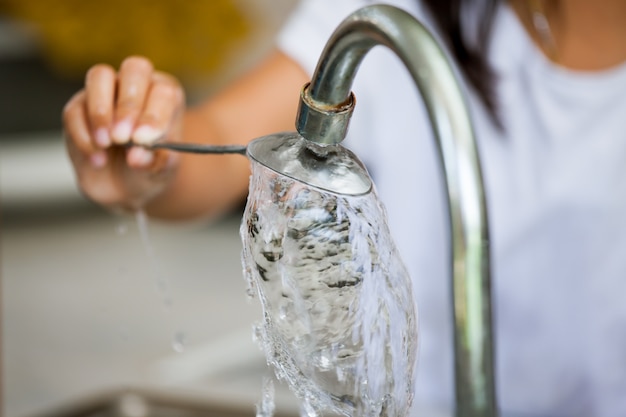 Cuillère à laver les mains des enfants sur l&#39;évier dans la cuisine