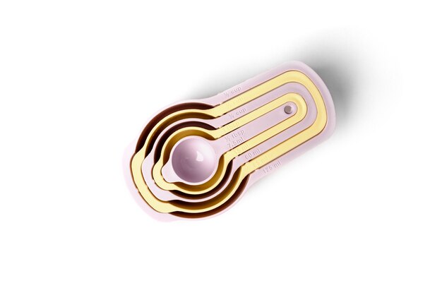 Cuillère à mesurer en plastique isolée sur blanc.