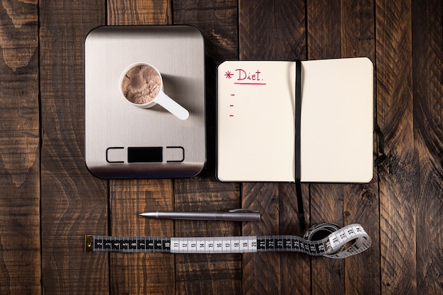 Cuillère à Mesurer De Protéines De Lactosérum, Ordinateur Portable, Balance Et Ruban à Mesurer Pour L'alimentation.