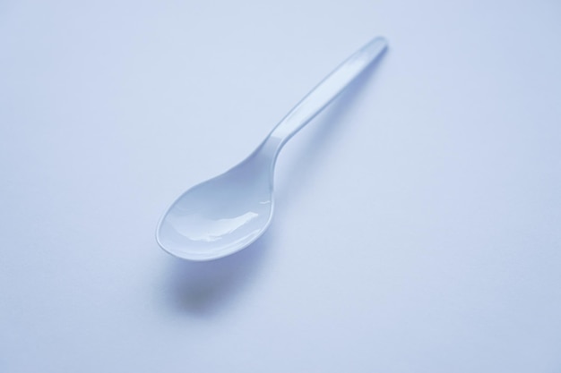 Cuillère en plastique jetable blanche utilisée pour manger