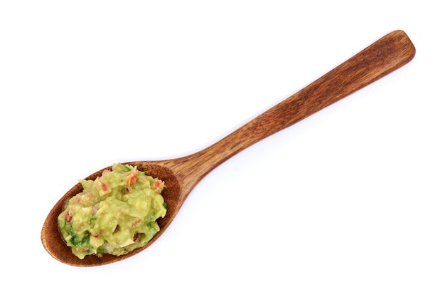 Cuillère pleine de sauce dip mexicaine guacamole isolé sur fond blanc