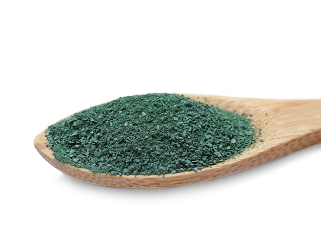 Cuillère à poudre de spiruline sur fond blanc