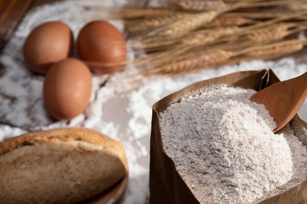 Cuillère pour ingrédients plein de farine