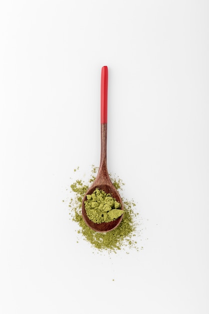 Cuillère remplie de poudre de matcha