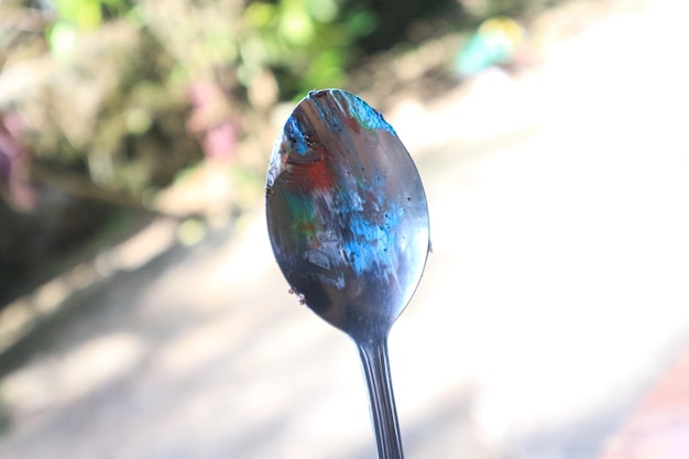 cuillère avec les restes Tranche de délicieux gâteau arc-en-ciel