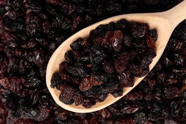 Photo cuillère vue de dessus avec raisin sec