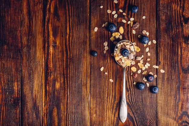 Cuillerée de granola et de myrtille.