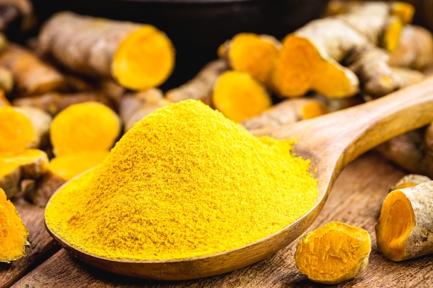 Cuillerée de poudre de curcuma, assaisonnement culinaire, également connu sous le nom de curcuma