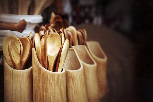 Cuillères en bois brunes traditionnelles du Moyen-Orient dans le bazar