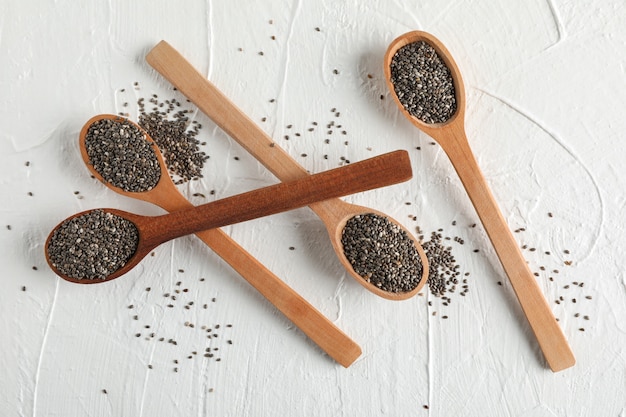 Cuillères en bois et chia sur blanc