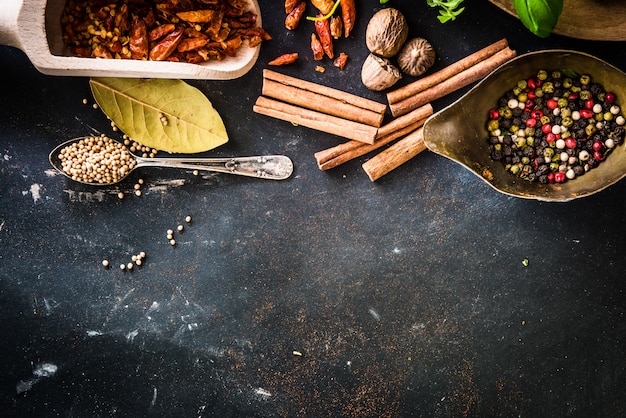 Cuillères en bois avec des épices et des herbes