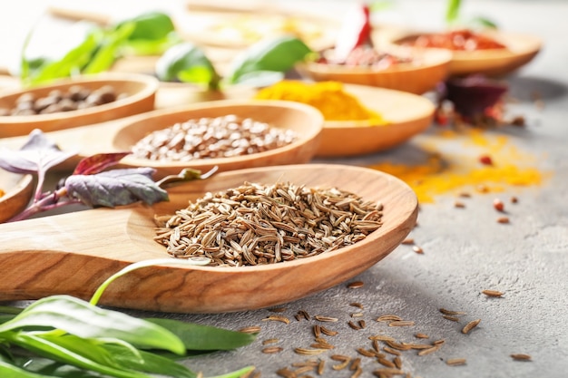 Cuillères en bois avec des épices sur table