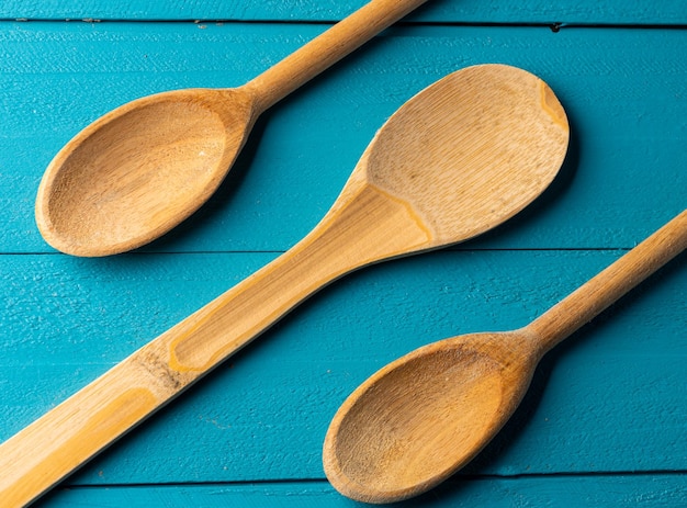 Cuillères en bois sur une table en bois rustique bleue