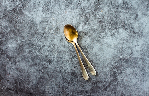 Cuillères à café de nickel argent sur gris