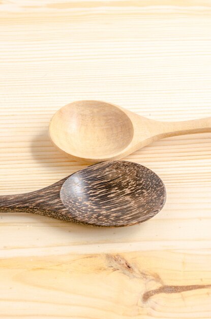 Cuillères de cuisine en bois sur une table en bois