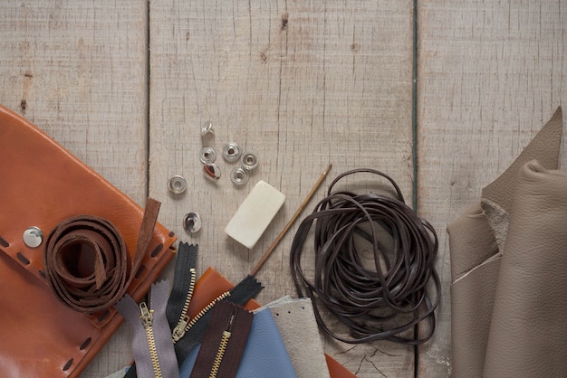 Cuir et accessoires sur bois.