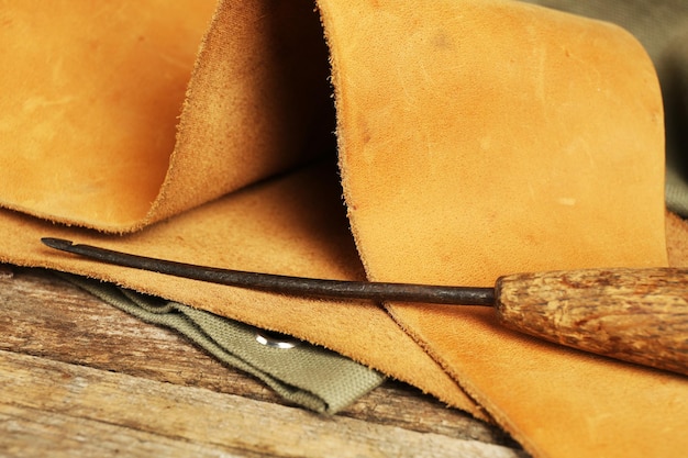 Cuir et poinçon sur la table se bouchent