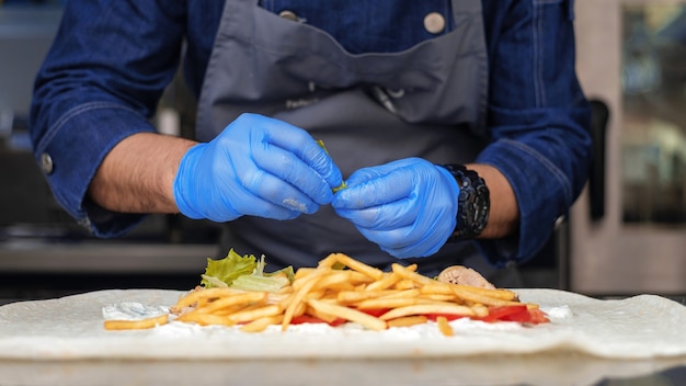 Cuire en ajoutant de la salade dans un wrap dans un food truck