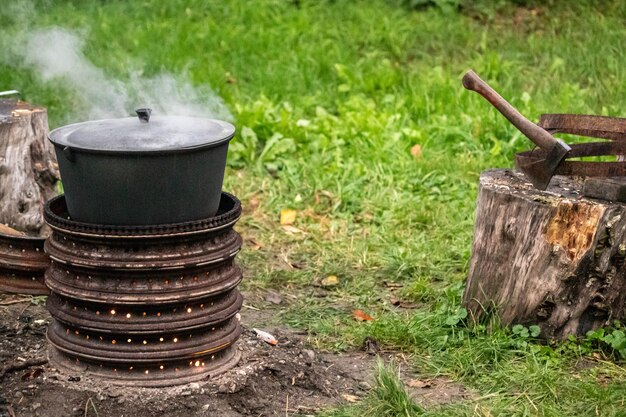 Cuire les aliments sur un feu ouvert Chaudière sur le gril Soirée barbecue Loisirs d'été en dehors de la ville