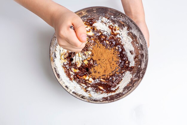 Cuire des biscuits au chocolat de Noël et du Nouvel An ou du pain d'épice. Cuisson festive traditionnelle, cuisiner avec les enfants. Étape 10 pétrir la pâte avec vos mains et l'étaler avec un rouleau à pâtisserie. Recette étape par étape