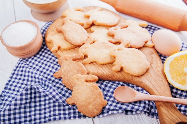 Cuire des biscuits de Pâques en forme de lapin