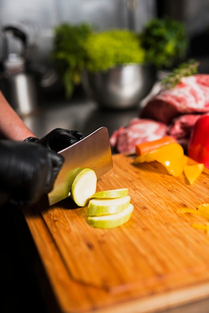 Cuire les courgettes coupées à bord