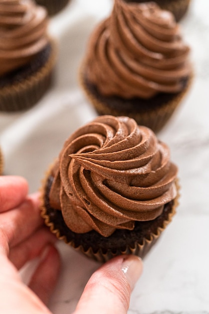 Cuire des cupcakes au chocolat avec du glaçage au chocolat décadent