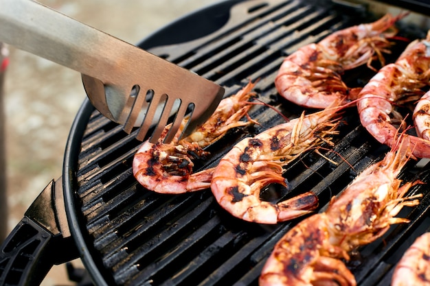 Cuire les grosses crevettes tigrées sur le gril