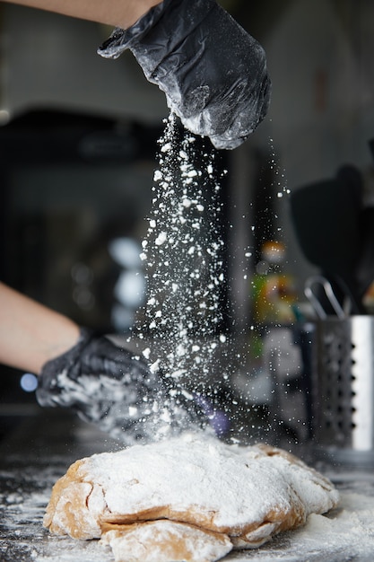 Photo cuire les mains sur la table préparer et pétrir la pâte